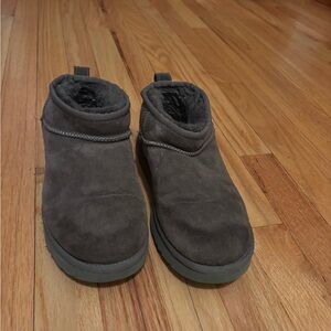 UGGS women’s grey boots